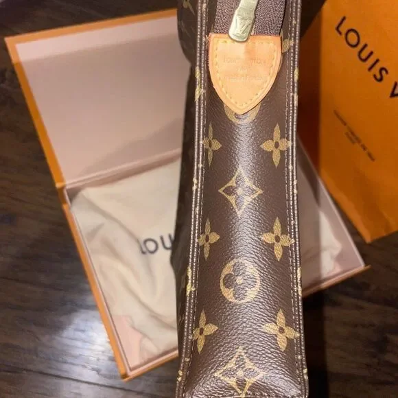 Louis Vuitton Toiletry 26 Bag - Picture 4 of 5